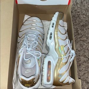 gold and white WMNS air max plus